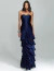 Modelo vestindo vestido longo de festa azul noite com babados na saia.