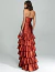 Vestido longo de festa tomara que caia, na cor ferrugem, com babados em camadas na saia, modelo visto de costas.