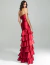 Vestido longo de festa vermelho com babado na saia visto de costas.