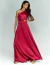 Mulher vestindo um vestido de festa longo marsala de um ombro só.