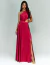 Mulher vestindo vestido de festa longo marsala de um ombro só com detalhe de recorte na cintura.