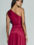 Vestido longo de festa marsala, modelo um ombro só, visto de costas, com tecido liso e elegante.