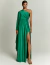 Mulher vestindo um vestido de festa longo de um ombro só na cor verde bandeira, com fenda na perna, ideal para madrinhas, convidadas de casamento ou formaturas.