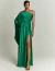 Modelo usando um vestido de festa longo verde bandeira de um ombro só, com detalhe de amarração na cintura e fenda lateral.