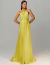 Mulher vestindo vestido de festa longo de cetim amarelo modelo Quênia, com decote frente única e caimento elegante, ideal para eventos formais.