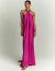 Mulher vestindo vestido de festa longo de chiffon fúcsia modelo Quênia, com decote halter e tecido fluido, ideal para ocasiões especiais.