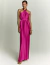 Mulher vestindo vestido de festa longo de chiffon fúcsia Quênia, com decote halter e caimento elegante.