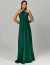 Mulher vestindo um vestido de festa longo de cetim verde musgo com decote halter.