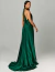 Mulher usando um vestido de festa longo de cetim verde musgo com decote nas costas.