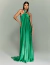 Vestido de festa longo de cetim verde Quênia com design elegante e sofisticado.