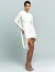 Modelo vestindo vestido curto REVÊ off white de manga longa, com detalhe drapeado e tecido fluido, ideal para ocasiões sofisticadas.
