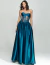 Modelo usando um vestido de festa longo com corset de renda esmeralda, estilo elegante.