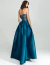 Mulher vestindo um vestido de festa longo esmeralda Ruston com corset de renda, visto por trás. O vestido é tomara que caia, com detalhes elegantes e tecido acetinado.