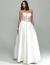 Mulher vestindo o Vestido Ruston Off White, modelo longo tomara que caia com corpete de renda e saia fluida, ideal para ocasiões especiais.
