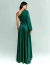 Vestido de festa longo verde floresta com uma manga bufante, modelo elegante visto de costas.