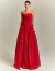 Modelo vestindo vestido savannah vermelho longo e elegante, sem alças, com caimento sofisticado.