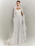 Vestido longo off white com capa e detalhes em plumas, modelo elegante e sofisticado, ideal para ocasiões especiais.