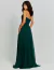 Mulher vestindo um vestido de festa longo tomara que caia com capa na cor verde floresta