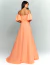 Vestido de festa longo laranja com manga bufante, modelo tomara que caia, visto de costas. Ideal para madrinhas, convidadas ou formandas.