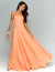 Vestido de festa longo laranja sem alças com saia fluida e acessórios elegantes.
