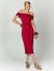 Modelo vestindo o vestido midi Still Love Marsala, tomara que caia, cor marsala, com cintura marcada e comprimento abaixo do joelho.