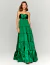 Vestido de festa longo verde bandeira com amarração, usado por modelo.