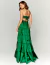 Mulher vestindo um vestido de festa longo verde bandeira com amarração nas costas.