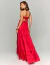 Mulher vestindo um vestido de festa longo vermelho com amarração nas costas, modelo tomara que caia, ideal para madrinhas, formaturas e eventos elegantes.