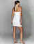 Vestido curto justo branco com detalhe floral, visto de costas ideal para reveillon, pré weeding, casamento civil, batizado