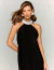 Mulher usando o Vestido Dark Preto, com detalhes prateados no pescoço e brincos grandes prateados.