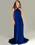 Mulher vestindo um vestido longo de cetim azul royal com detalhe no pescoço.