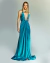 Vestido de festa longo de cetim esmeralda com decote profundo.