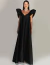 Mulher vestindo um vestido de festa longo preto com mangas de babado.