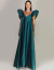 Vestido de festa longo verde esmeralda com manga babado, modelo elegante em pose frontal, ideal para ocasiões especiais.