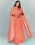 Vestido de festa longo coral com bordados e capa fluida ideal para mãe de noivo, madrinha de casamento