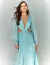 Vestido de festa longo com lurex na cor verde tiffany, com mangas longas e decote profundo ideal para madrinhas e convidadas