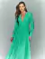 Vestido de festa verde Gaia com manga longa e brilho, usado por modelo ideal para madrinhas, convidada de casamento, convidada de formatura, ocasiões especiais