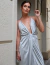 Vestido de festa longo de cetim prata, com decote profundo e alças finas ideal para convidada de formatura