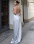Vestido de festa longo de cetim prata com design elegante e alças finas ideal para convidada de formatura