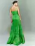 Vestido de festa longo verde com detalhe frontal, vista de costas ideal para madrinhas, convidada de casamento, convidada de formatura, ocasiões especiais