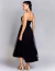 Vestido de festa midi tomara que caia de tule preto, visto de perfil ideal para convidada de formatura