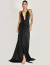 Mulher vestindo o Vestido Maldivas Preto com design elegante e decote profundo.