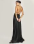 Mulher vestindo o Vestido Maldivas Preto com design de costas abertas e alças finas cruzadas.