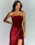 Vestido de festa longo de veludo marsala, tomara que caia, com detalhe na cintura e fenda lateral ideal para madrinha de casamento