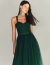 Vestido Massachusetts verde musgo, com alças grossas e saia de tule, ideal para eventos especiais.