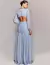 Vestido de festa azul serenity com mangas longas bufantes e costas abertas ideal para madrinhas
