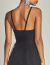 Vestido de festa longo de tule preto com alça trançada, visto de costas ideal para evento black tie
