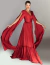 Vestido de festa longo de cetim vermelho com mangas longas e design elegante ideal para madrinhas de casamento
