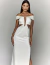 Modelo usando vestido midi branco com tule no busto ideal para pré weeding, vestido de noiva, reveillon, casamento civil