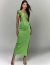 Modelo vestindo vestido midi verde bandeira com tule no busto ideal para festas e eventos especiais.